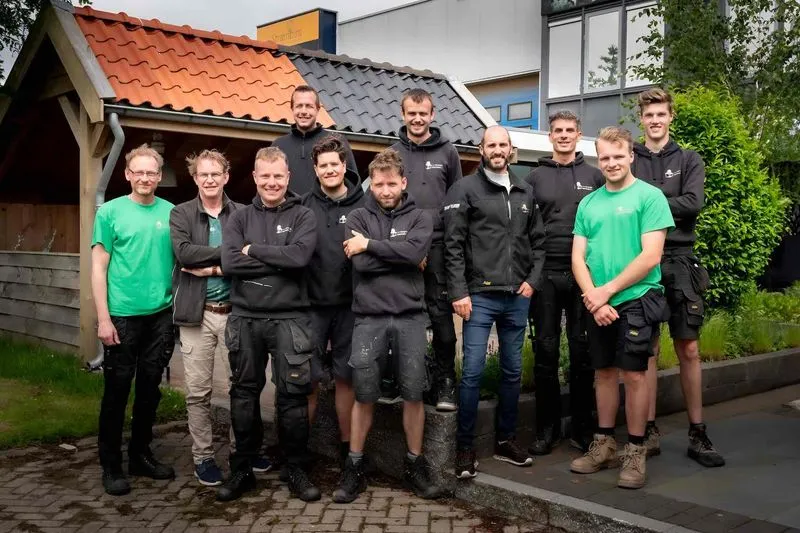 Landelijk tuinkantoor met schuifpui en bureau