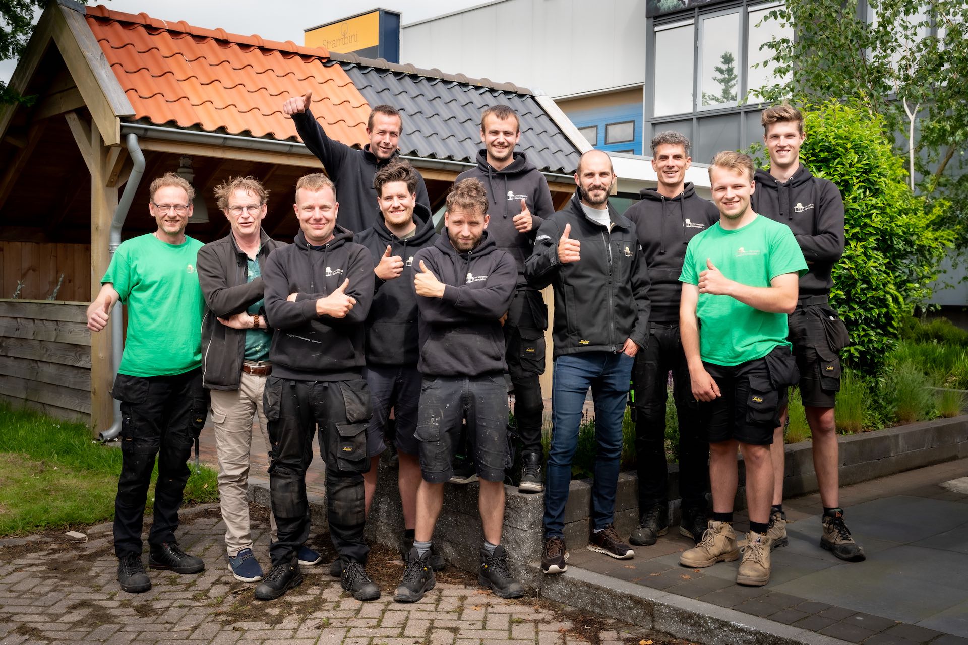 Landelijk tuinkantoor met schuifpui en bureau