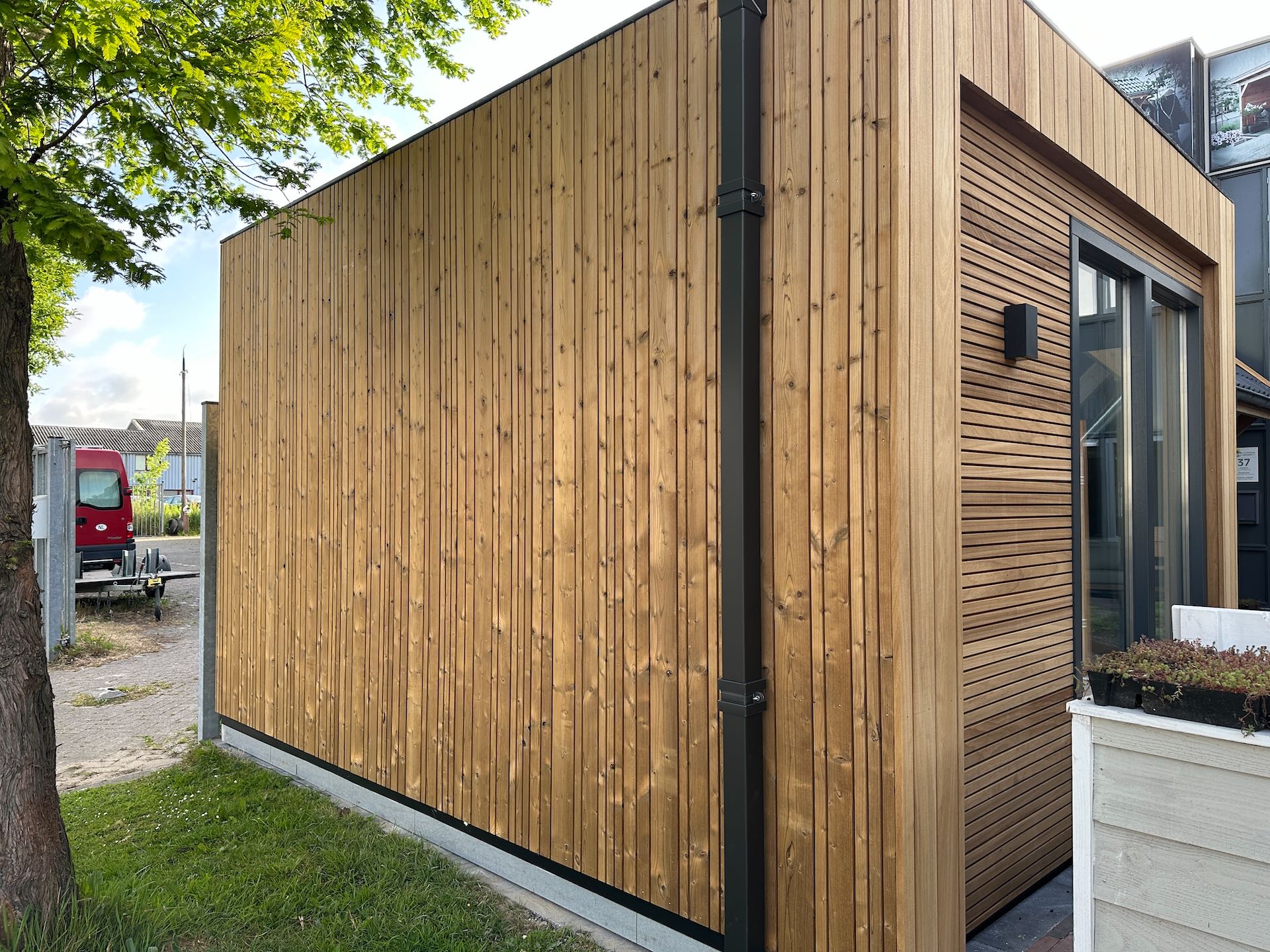 zijaanzicht van modern 2.0 tuinkantoor