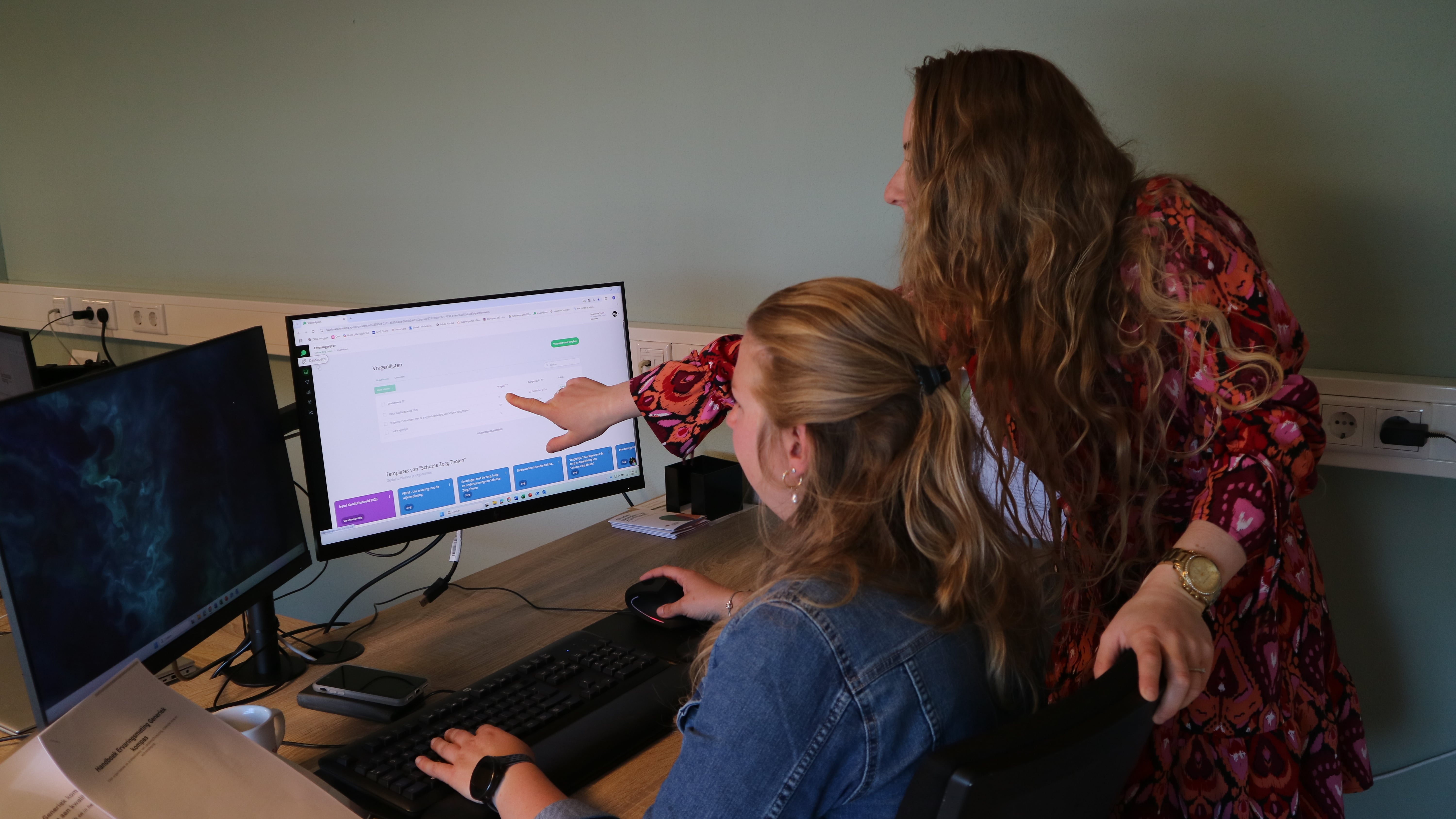 Michelle van Dommele - de Jonge met een collega samen kijkend naar de Ervaringwijzer applicatie