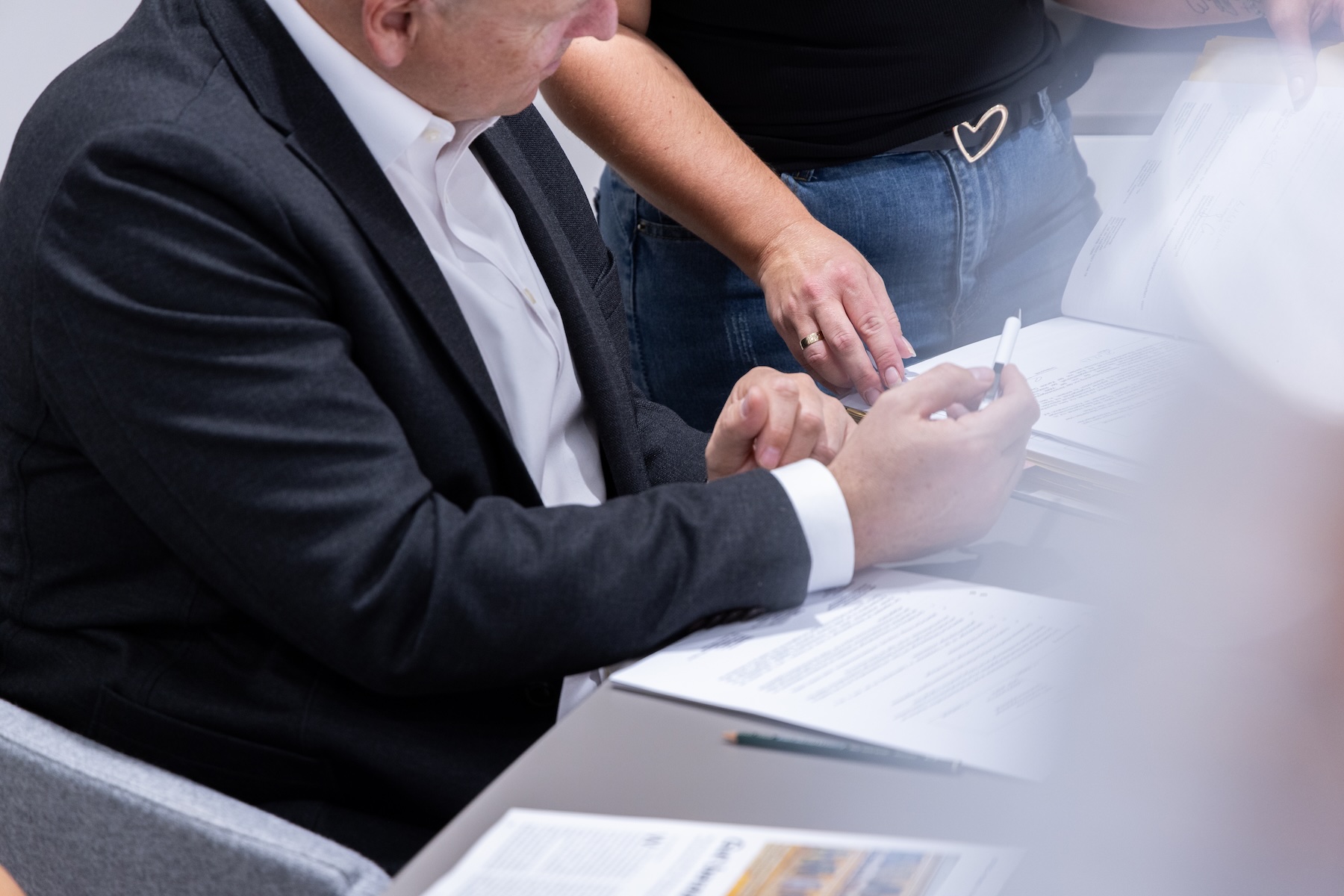 Gespräch an einem Besprechungstisch