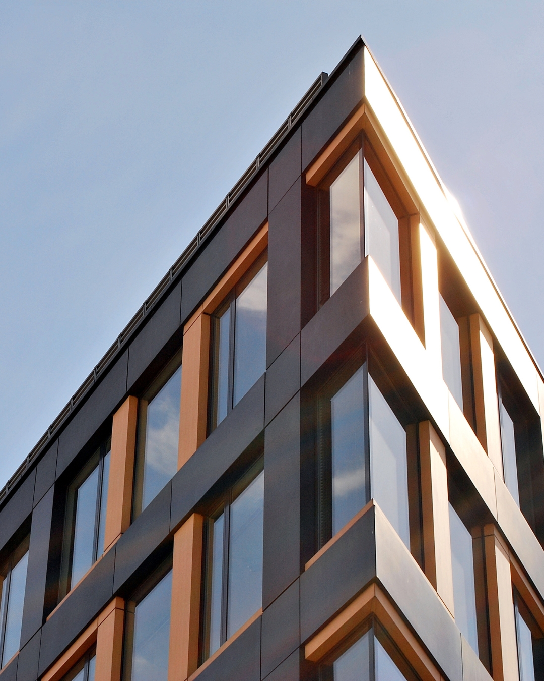 Moderne Gebäudeecke mit Glas und Holzfassade