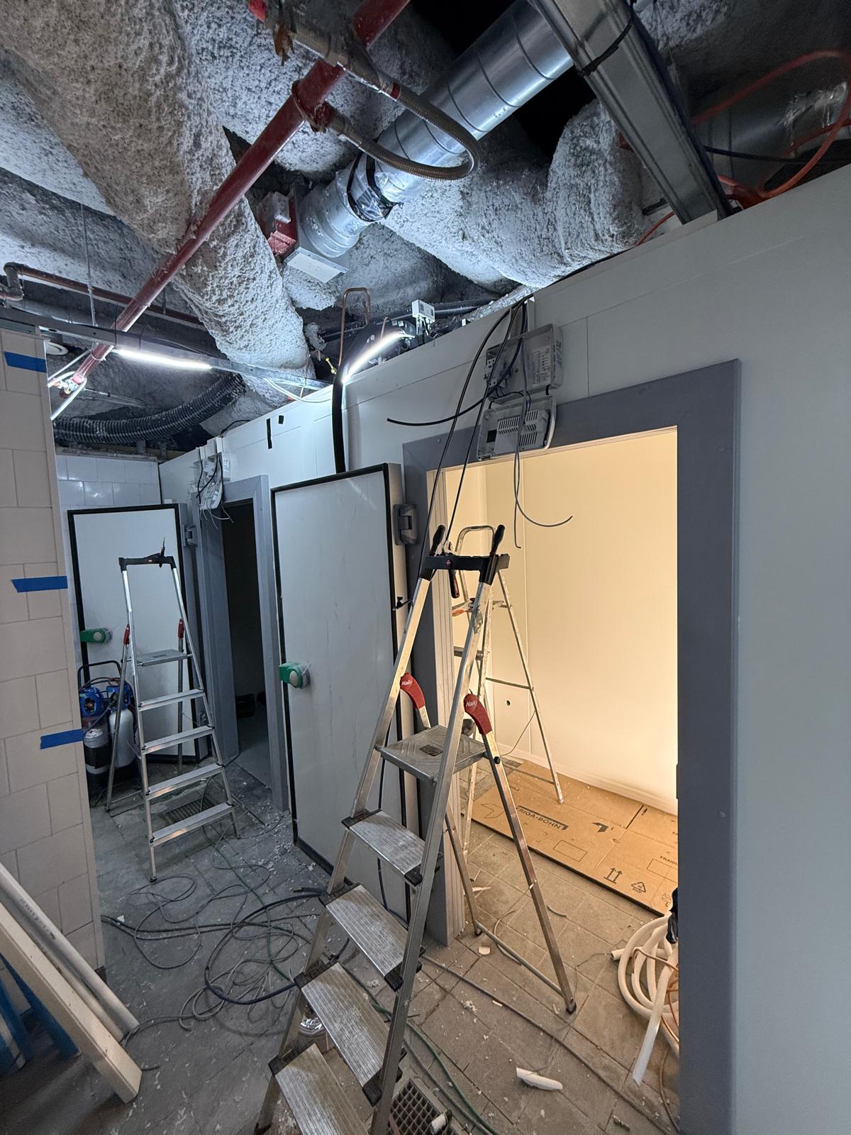 image depicting employees collaborating (for a manufacturing plant)