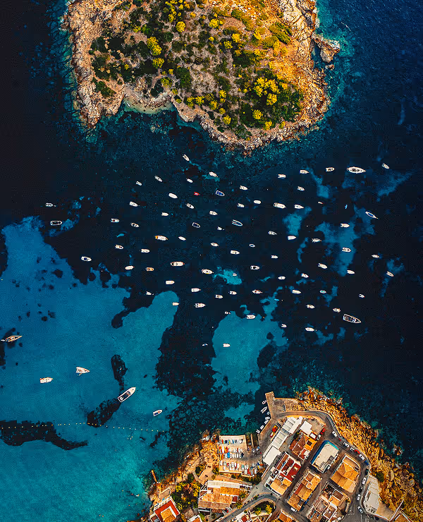 "Where to Stay" guide cover over a boat-dotted turquoise Mallorca bay