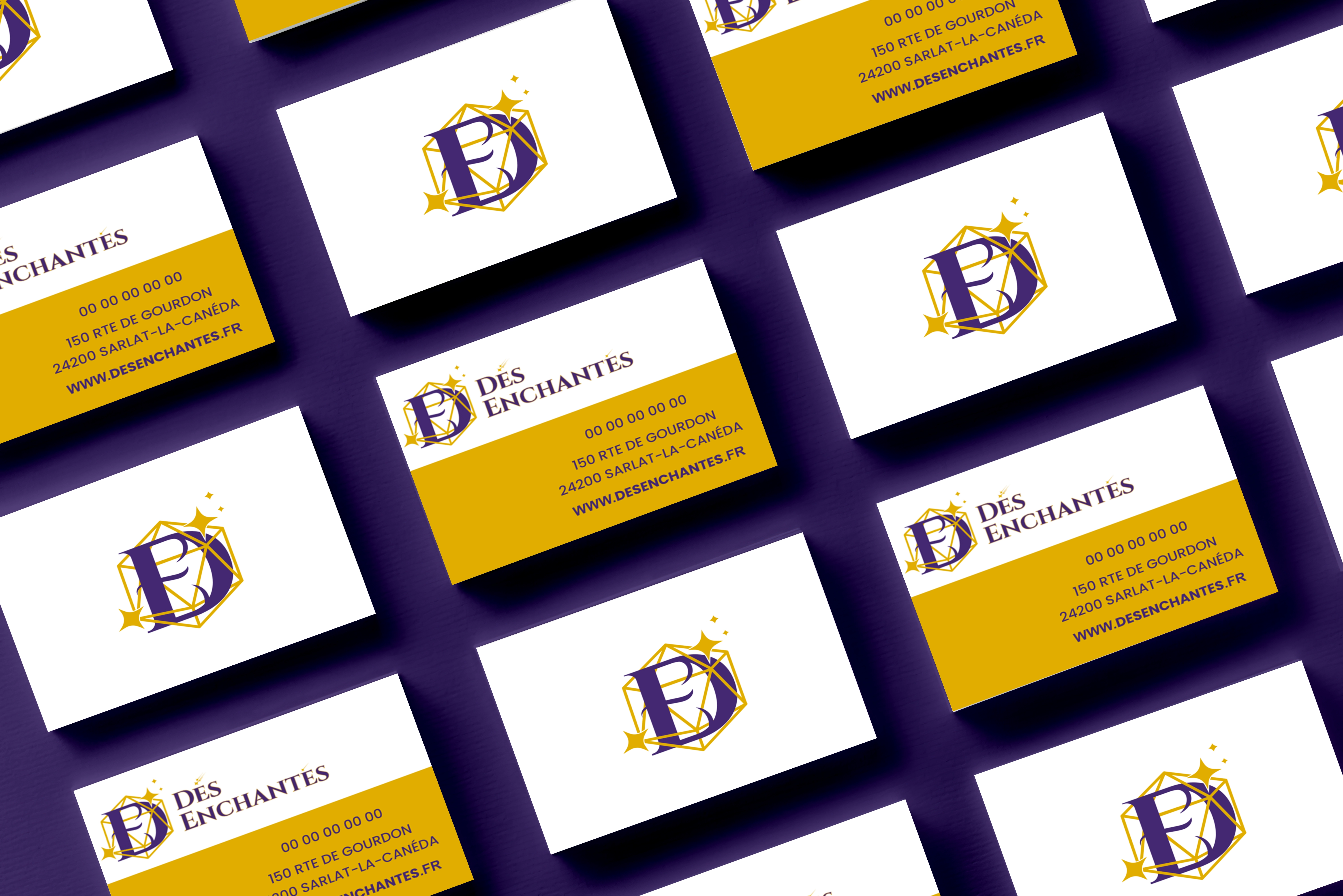 Cartes de visite blanches et jaunes avec le logo violet et or de 'Dés Enchantés' et leurs coordonnées, disposées sur un fond violet.