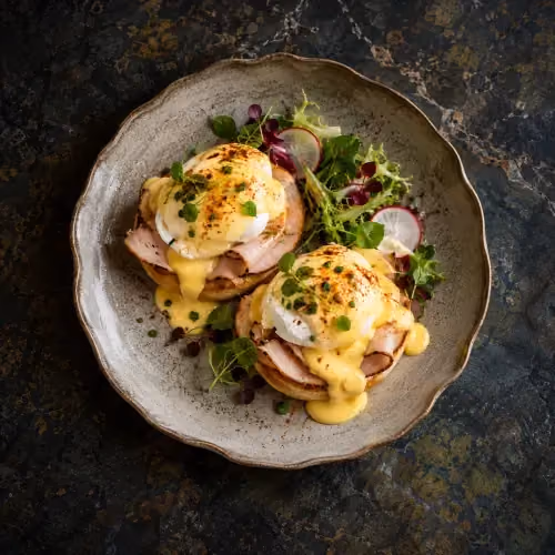 Egg Benedict me Tacchino at Butter Tirana restaurant