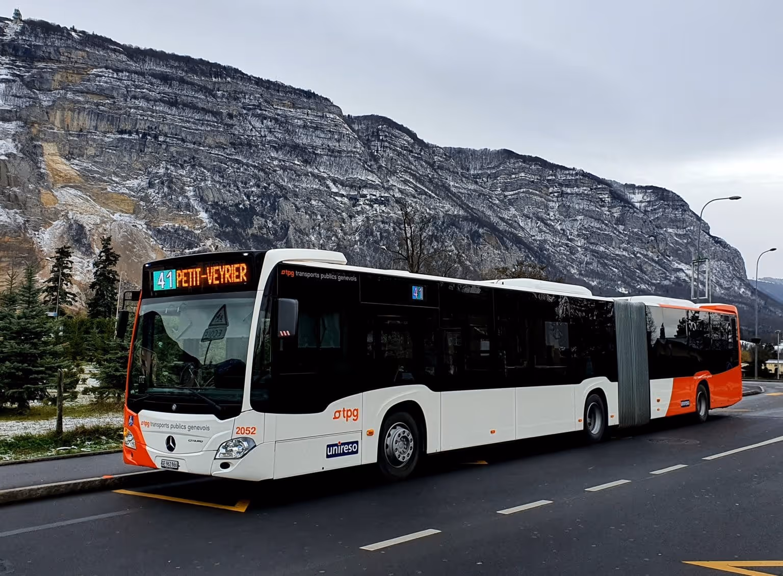 Bus articulé Mercedes-Benz des Transports Publics Genevois (tpg) sur la ligne 41 vers Petit-Veyrier, avec le Salève en arrière-plan.