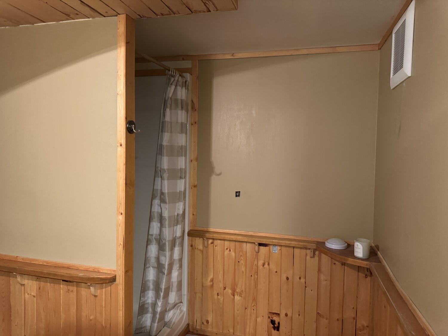The shower in the Queen Room bathroom
