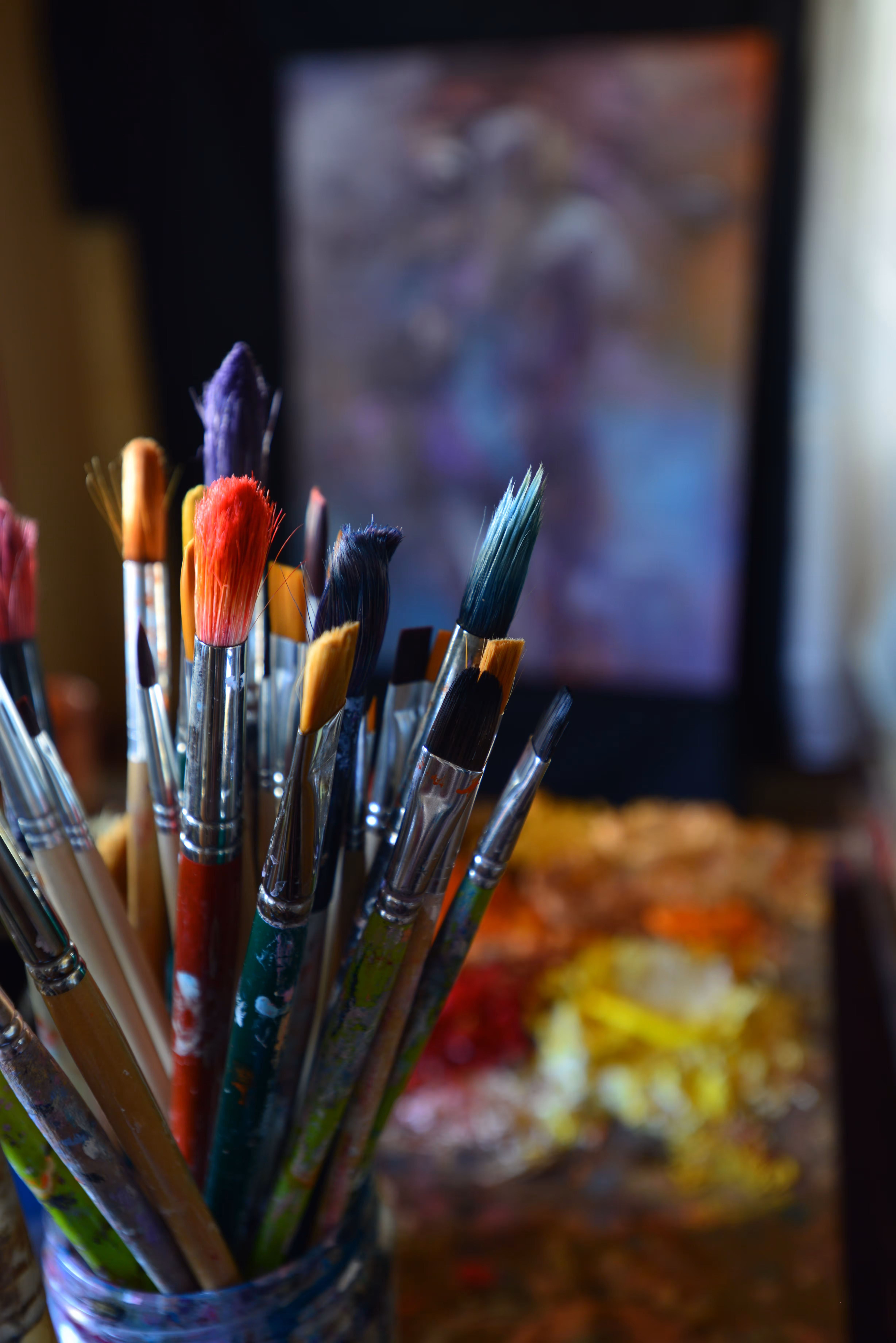 Pinceaux d'artiste dans un pot, outils de peinture artistique