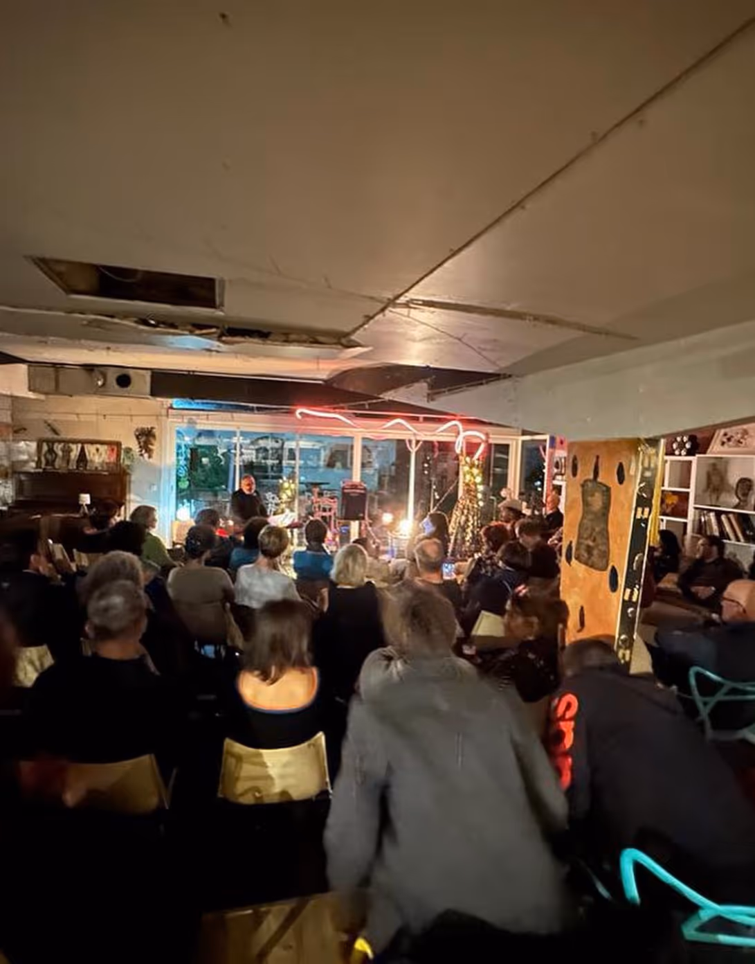 Public nombreux dans une salle lors d'un événement artistique ou culturel