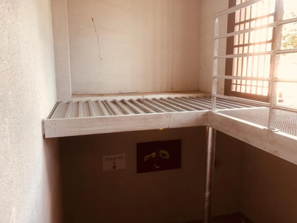 Mezzanine métallique avec plancher en tôle nervurée au-dessus d'un espace sanitaire, structure porteuse galvanisée