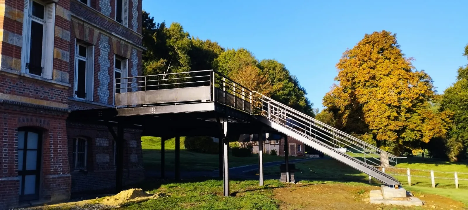 Finition de la passerelle métallique avec raccord au mur et traitement anticorrosion