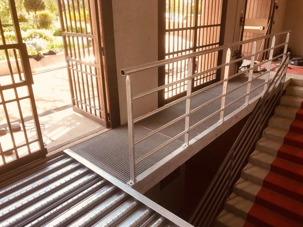 Escalier et accès métallique de la passerelle avec rampe de sécurité, chantier métallerie