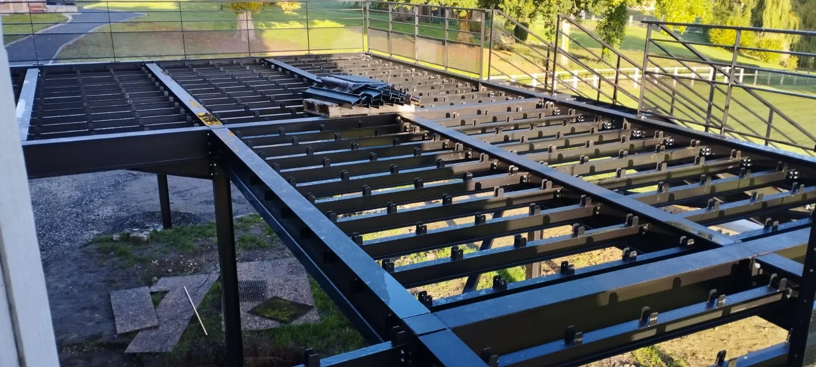 Assemblage de la structure porteuse en acier pour mezzanine métallique, chantier de construction