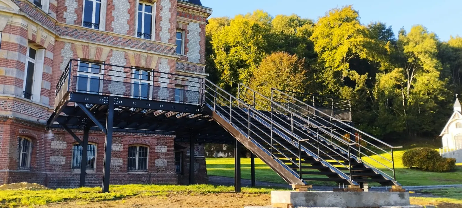 Structure métallique de mezzanine vue de dessous avec poutres et tôle nervurée galvanisée