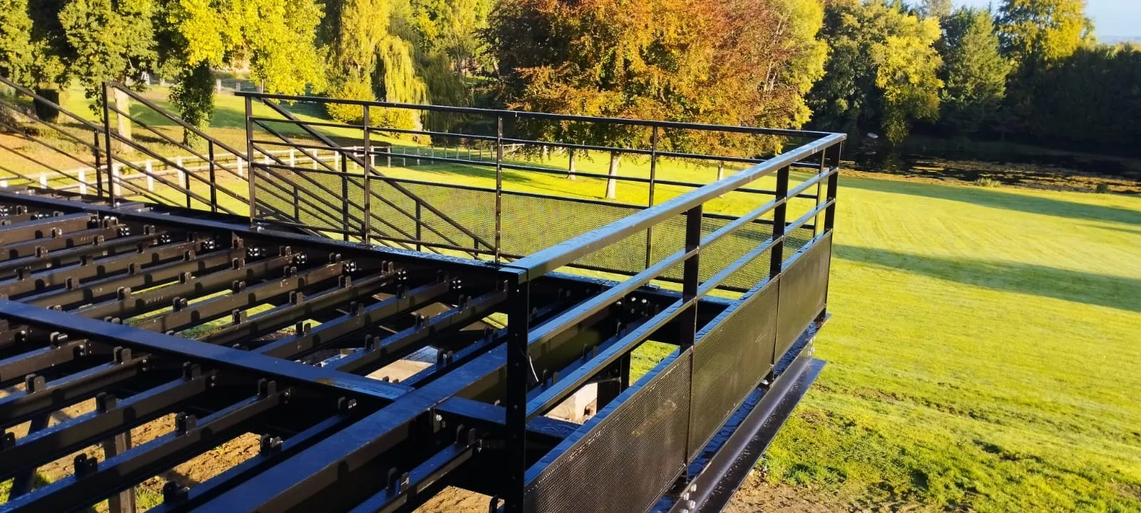 Détail de soudure et assemblage de la structure métallique de passerelle, travaux de métallerie professionnelle
