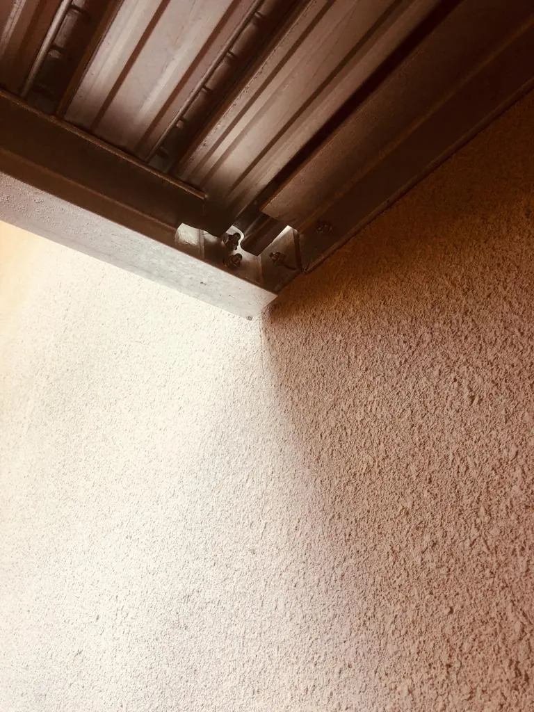 Fixation murale de la passerelle métallique avec platines d'ancrage et boulonnage, détail technique