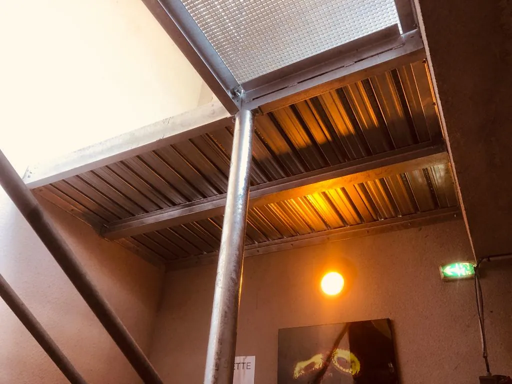 Garde-corps métallique tubulaire soudé sur la passerelle, conformité normes de sécurité