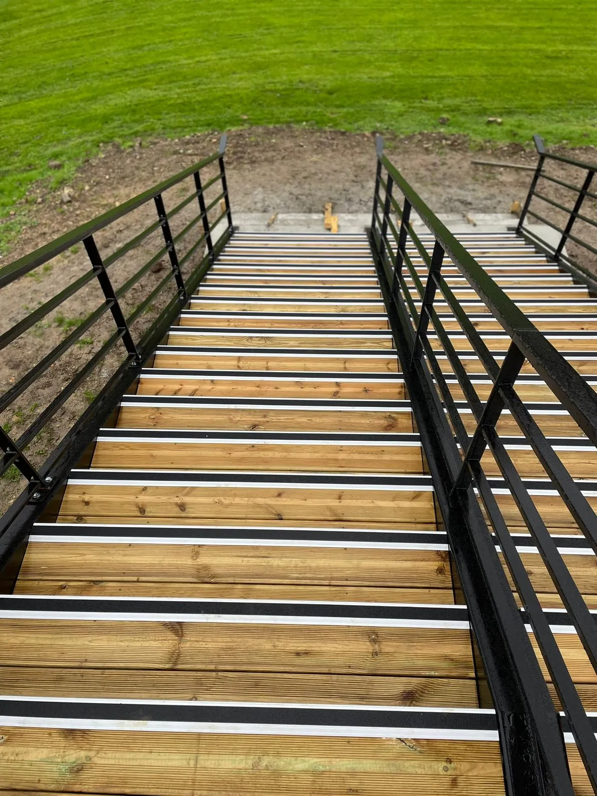 Passerelle métallique sur mesure avec plancher en tôle nervurée et garde-corps, réalisation métallerie RAS