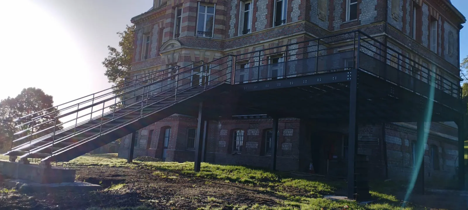 Plancher métallique collaborant en tôle nervurée posé sur structure acier, réalisation métallerie bâtiment