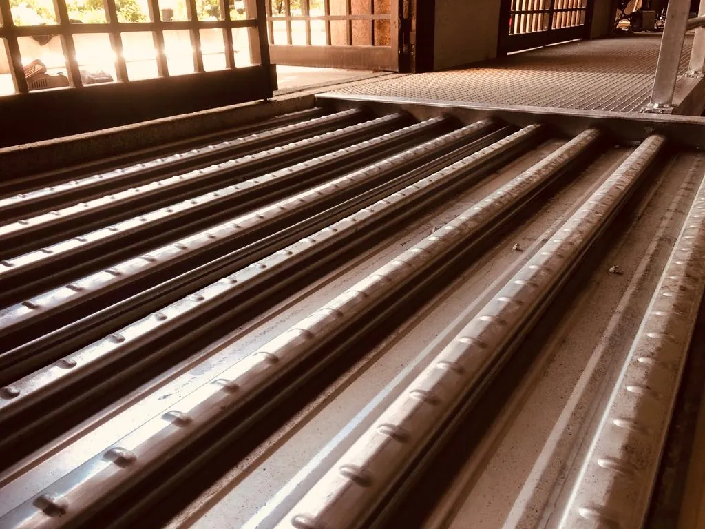 Structure en acier avec poutres IPN et plancher collaborant en tôle nervurée, chantier de métallerie