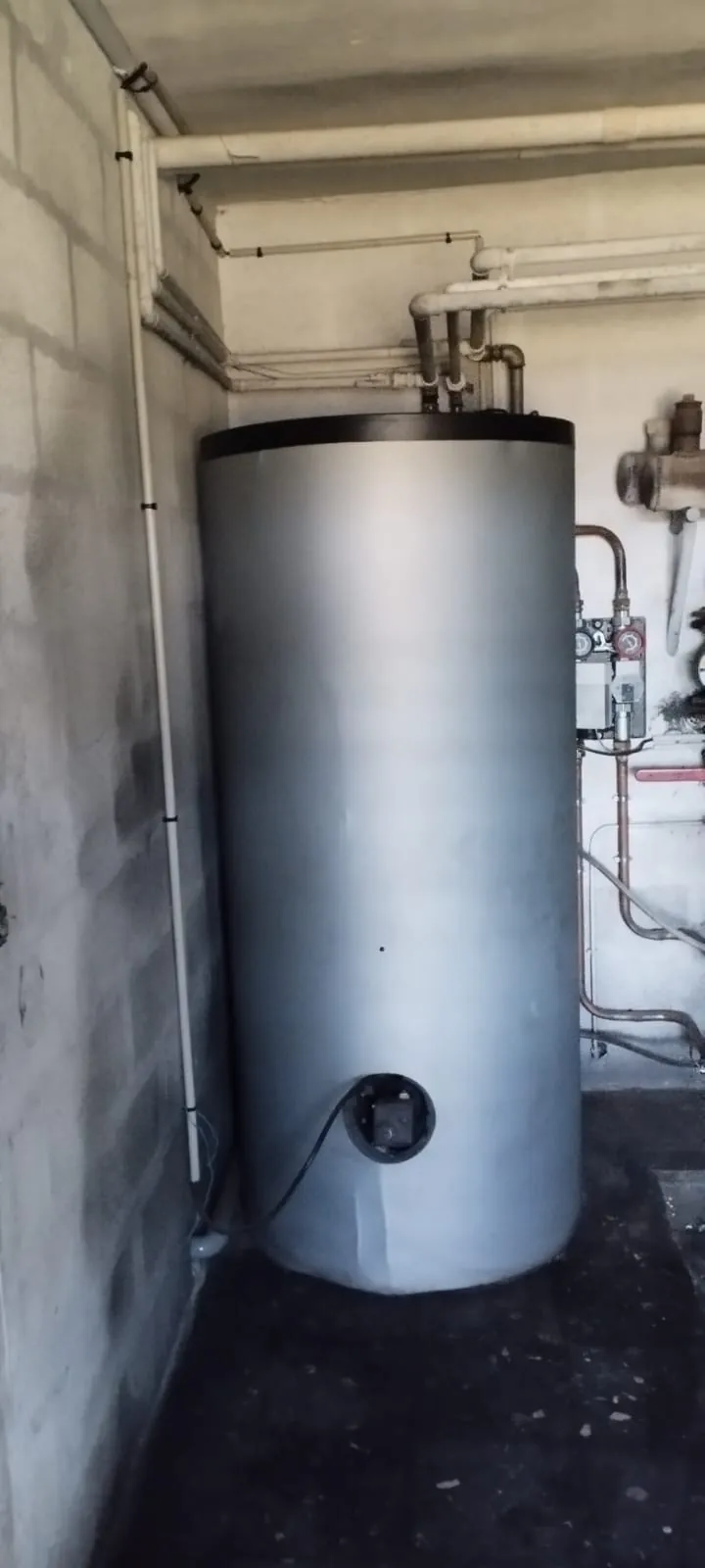 Aménagement sanitaire de locaux professionnels avec appareils neufs et raccordements plomberie