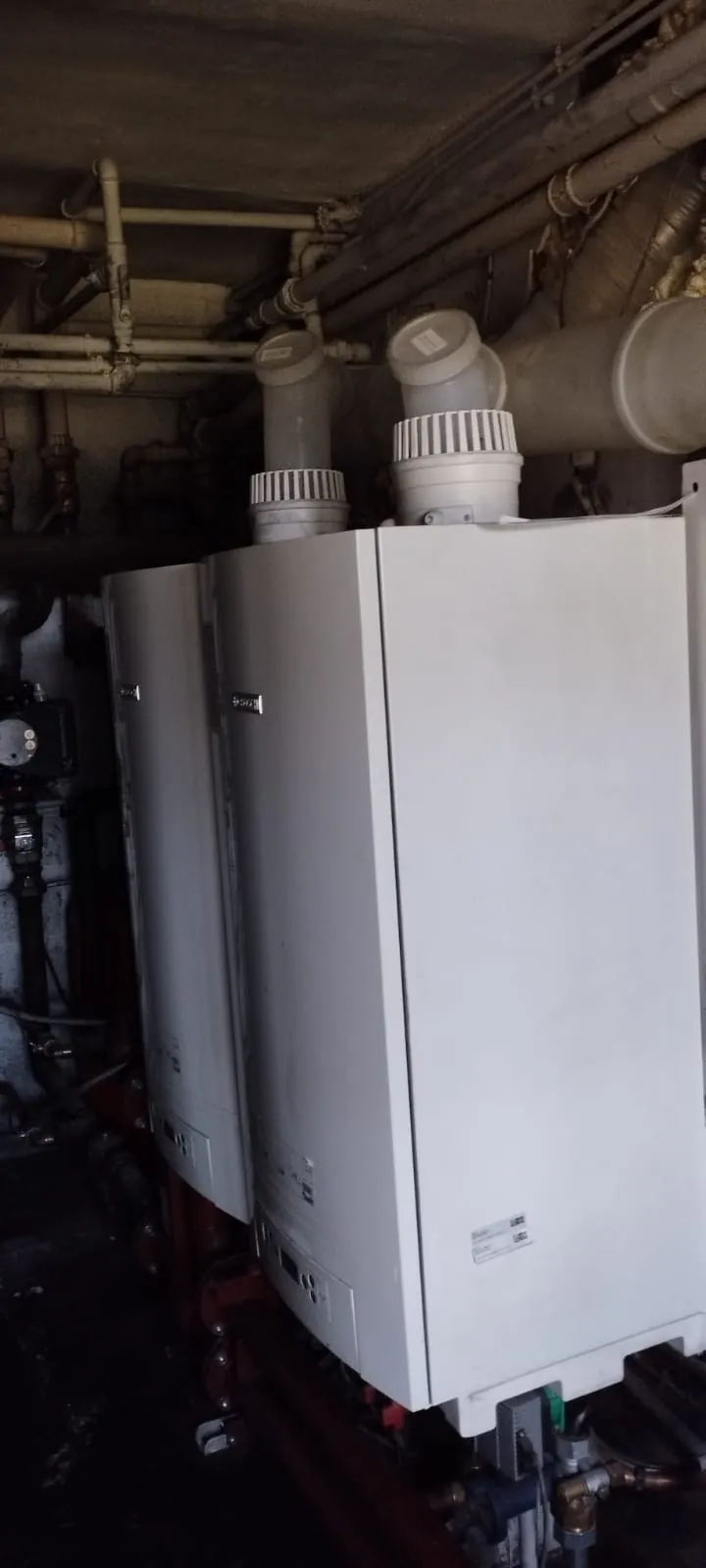 Raccordements de plomberie et évacuations pour installation sanitaire collective dans un bâtiment tertiaire