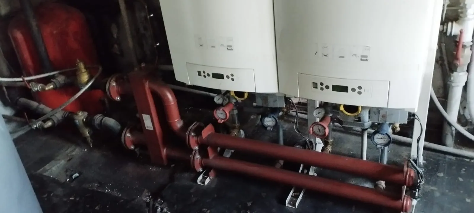 Installation de sanitaires collectifs neufs dans un bâtiment professionnel, travaux de plomberie RAS