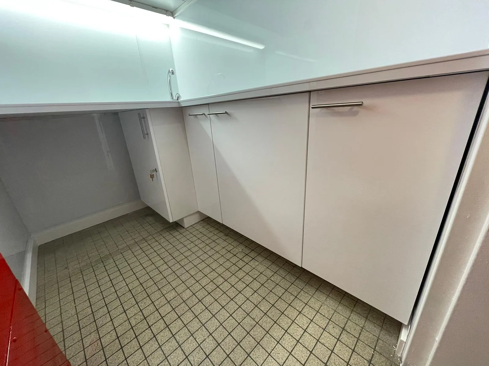 Chantier de gros œuvre avec chemins de câbles et structures métalliques, coordination de travaux en régie RAS