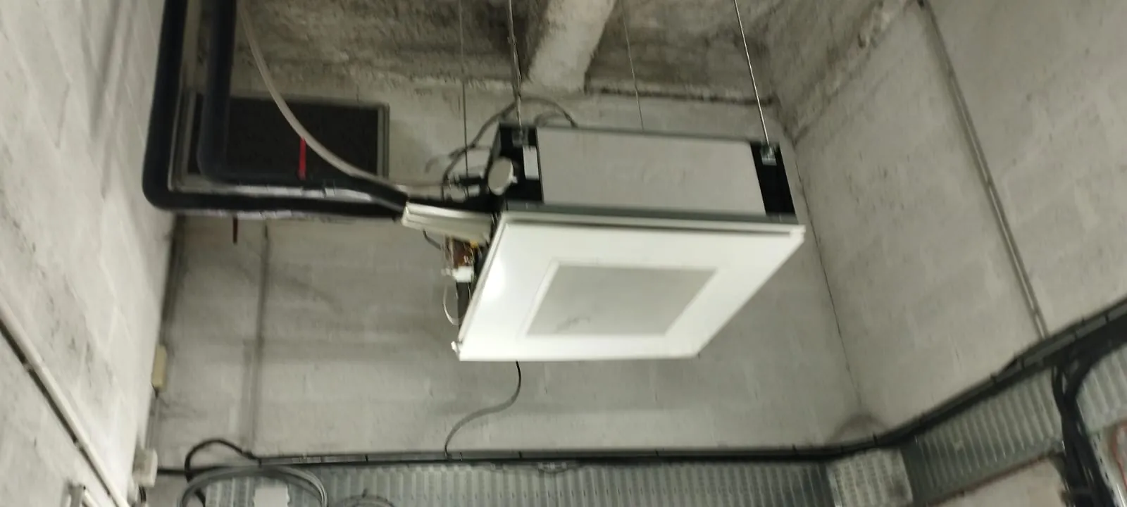 Installation climatisation industrielle suspendue - Unité de ventilation avec gaines et câblage en local technique