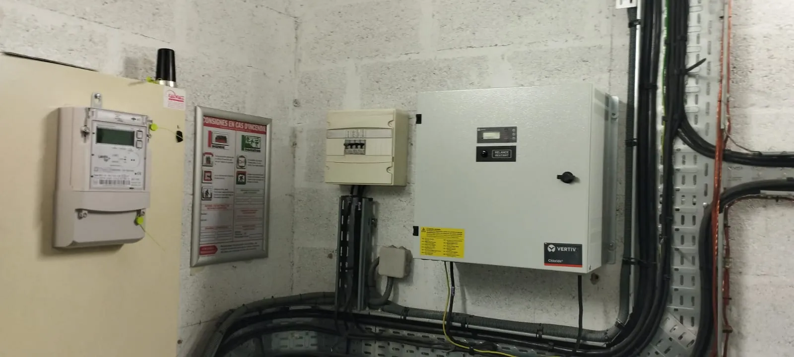 Tableau électrique et équipement climatisation mural - Installation CVC professionnelle avec compteur et système Vertiv