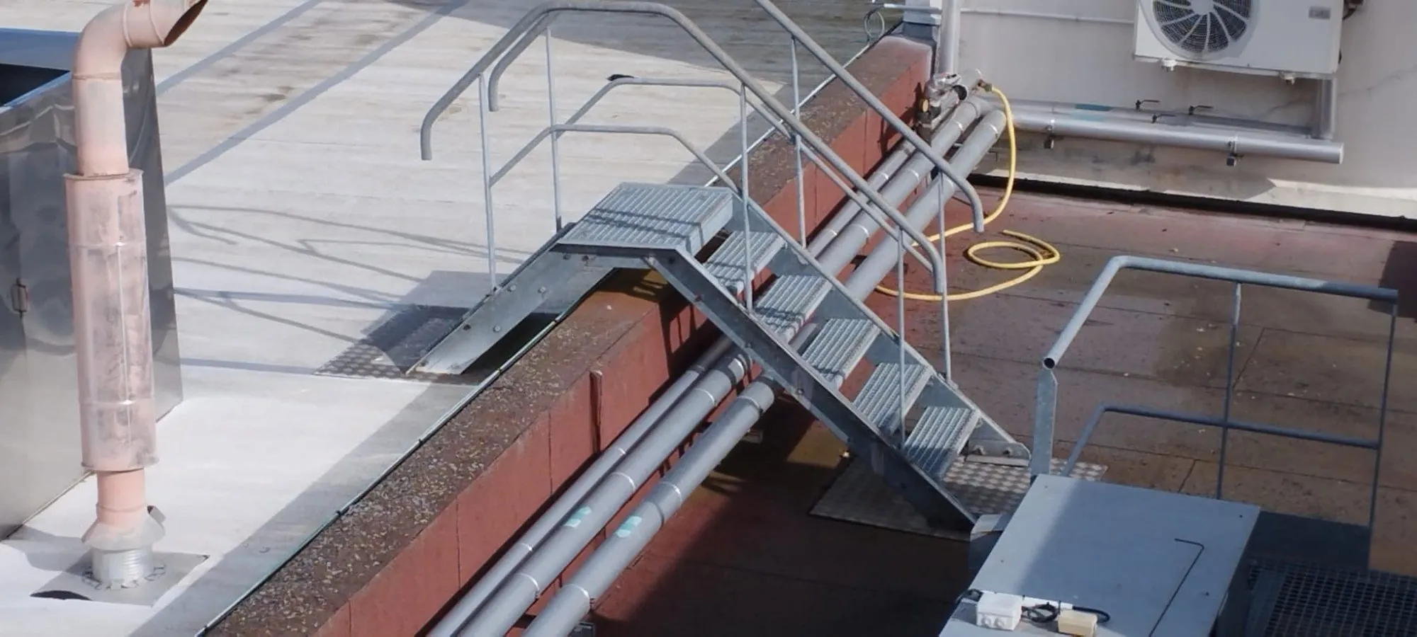 Escalier métallique galvanisé avec garde-corps - Passerelle d'accès technique sur toiture terrasse