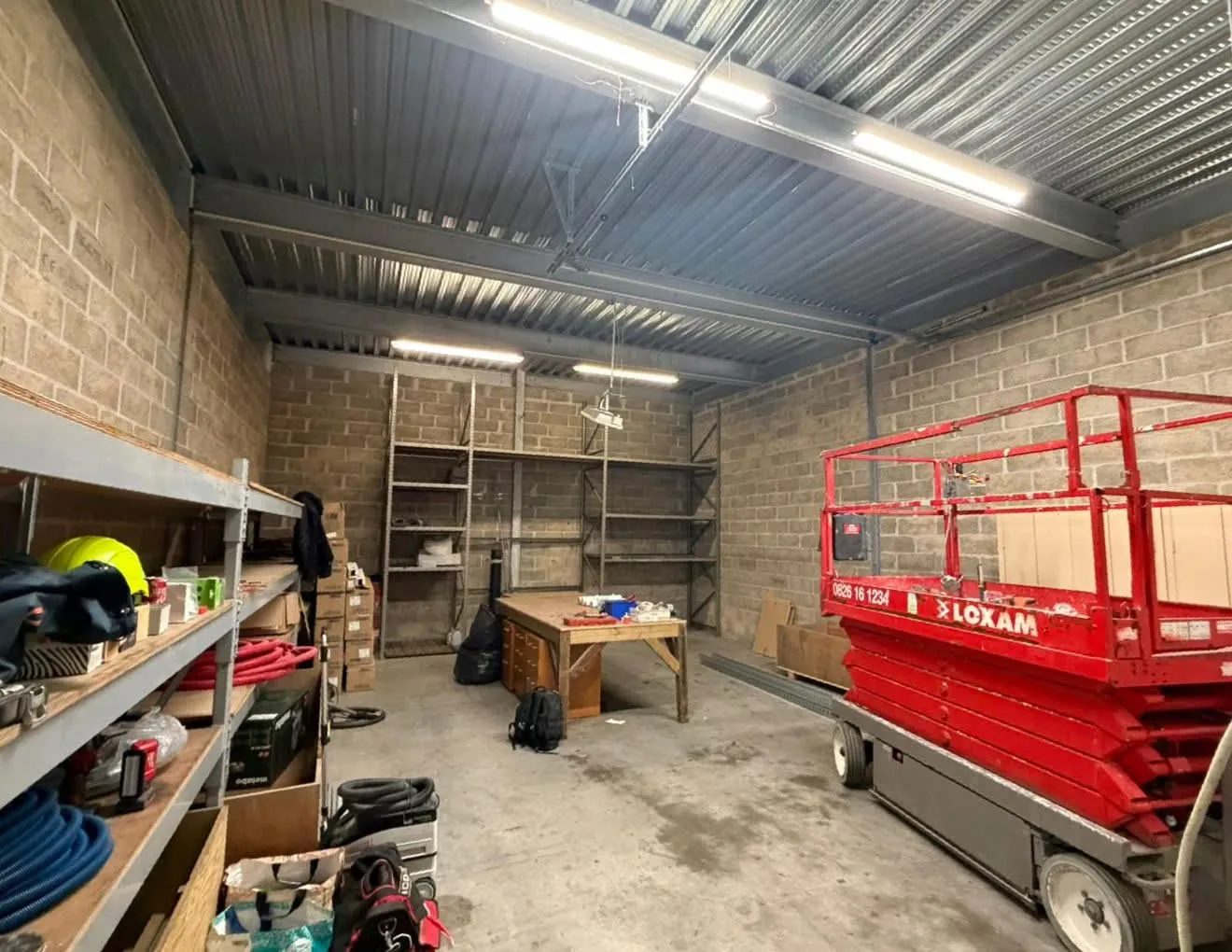 Rénovation hangar avant - Installation isolation laine de roche sur murs parpaings avec nacelle