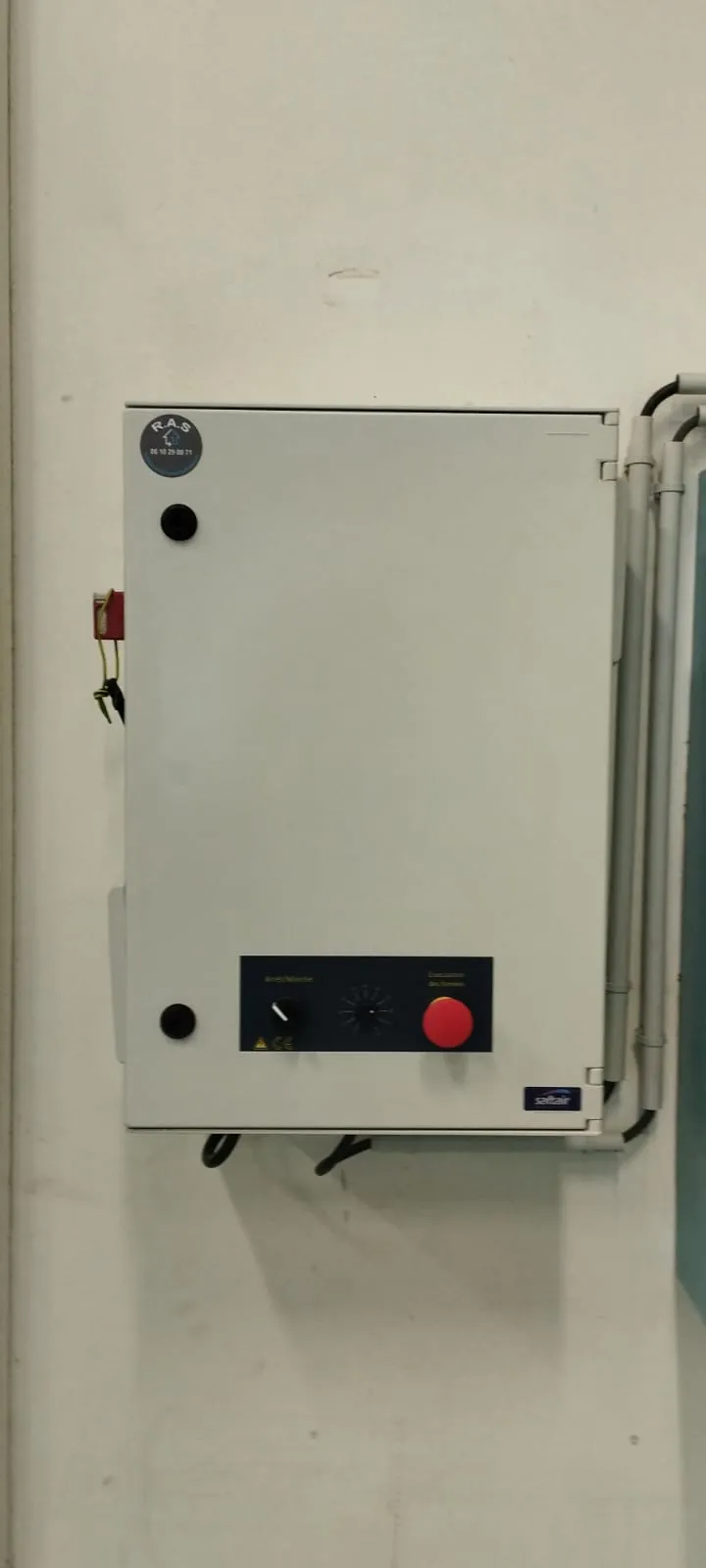 Coffret de commande Saftair mural avec bouton arrêt d'urgence rouge — installation climatisation