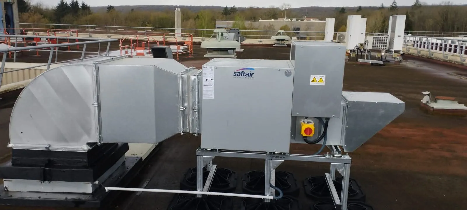 Unité de ventilation Saftair installée en toiture-terrasse sur support métallique — CVC bâtiment