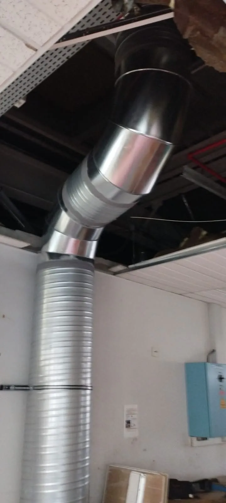 Gaine de ventilation flexible métallique raccordée au plafond — installation VMC climatisation