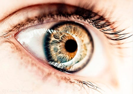 Primer plano de un ojo humano enfocado, simbolizando el análisis detallado para identificar cuellos de botella en los procesos.