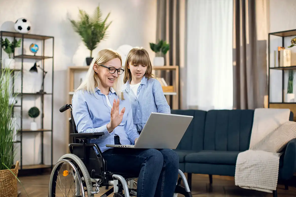 Documenten en formulieren op bureau. Informatie over belastingaftrek voor zorgkosten.