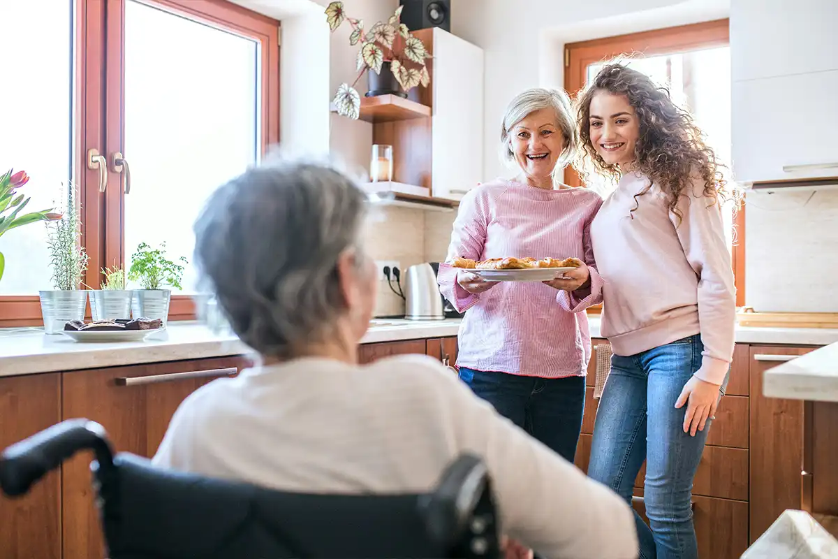 Oudere persoon zit thuis in de woonkamer. Praktische checklist voor iedereen die zorg nodig heeft.