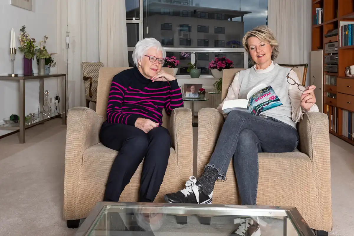 Gezellige huiskamer met zorgverlener. Over de mogelijkheden van particuliere zorg in uw eigen huis.