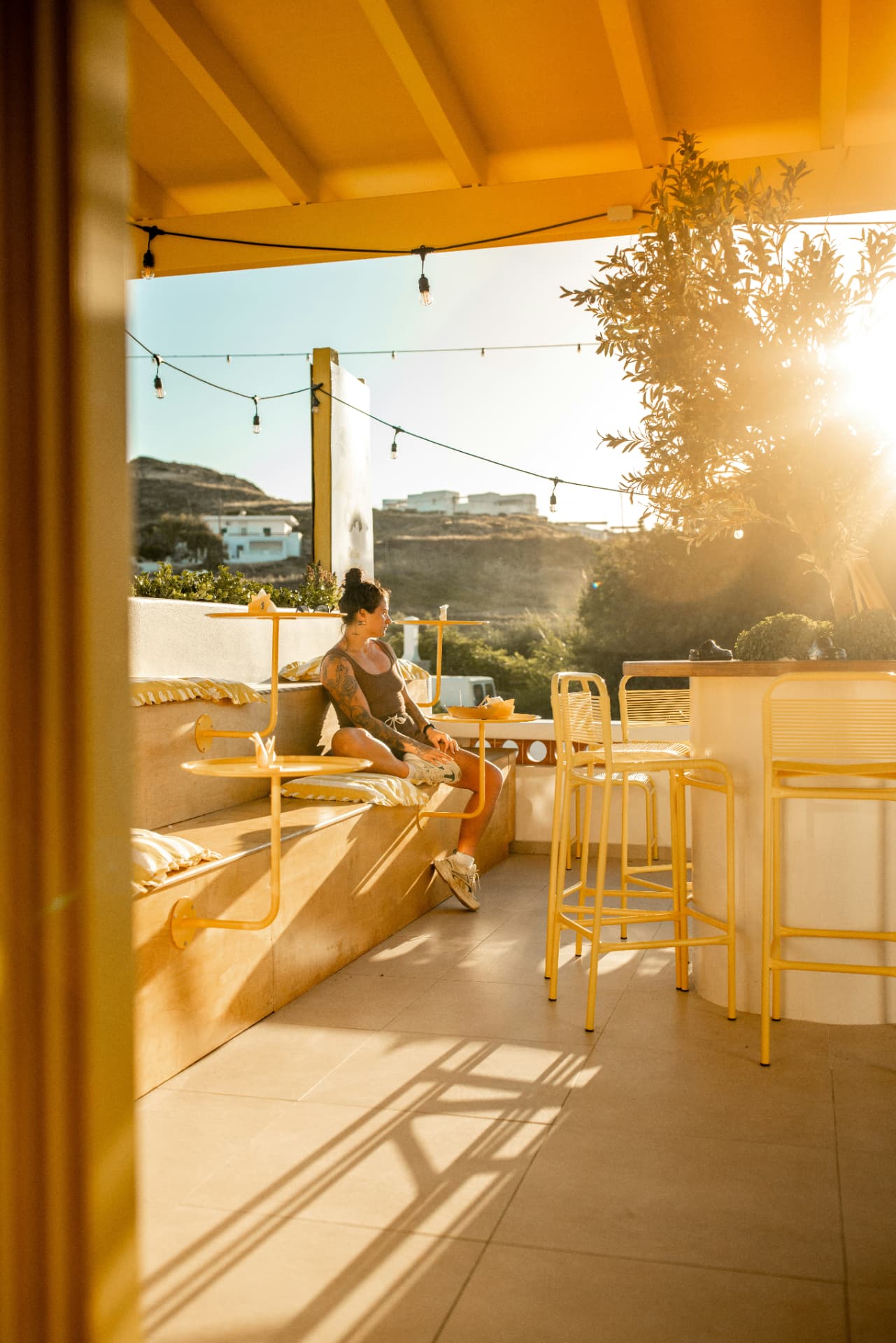 Une femme profite d’un moment calme sur une terrasse ensoleillée