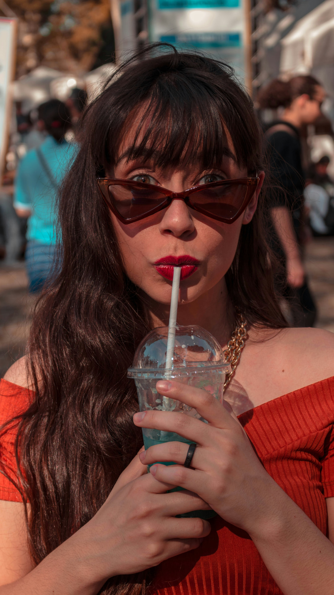 Une femme savoure une boisson avec humour