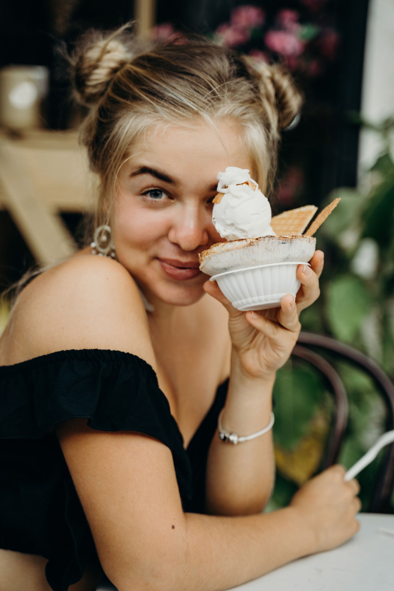 Une femme souriante présente une glace