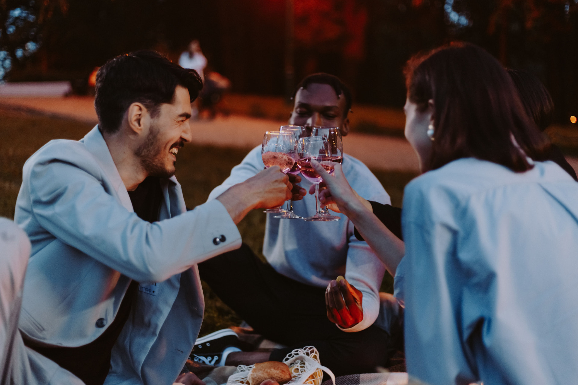 Des amies trinquent pendant un dîner