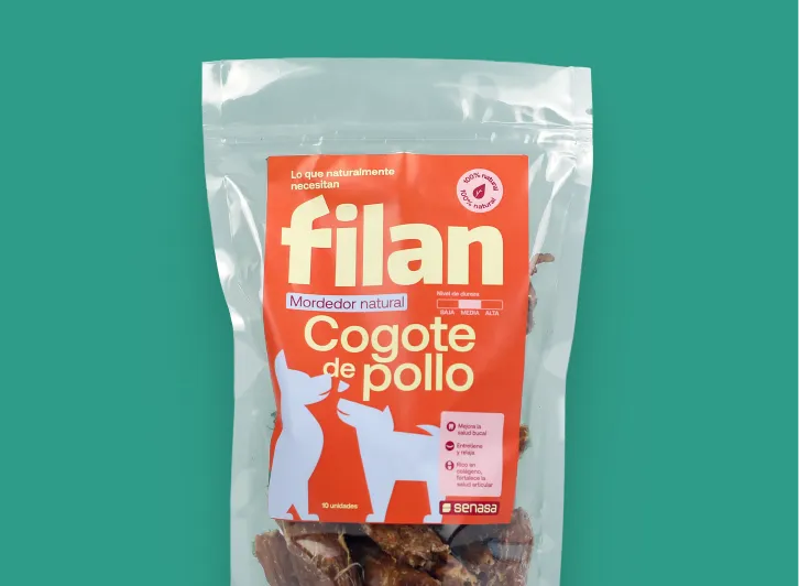 Paquete transparente de mordedores naturales Filan de cogote de pollo con etiqueta naranja y dibujos blancos de perros.