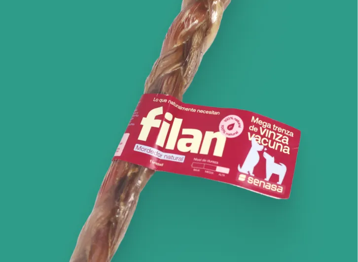 Mordedor natural entrelazado para perros con etiqueta roja que dice 'filan' y 'Mega trenza de vinza vacuna'.