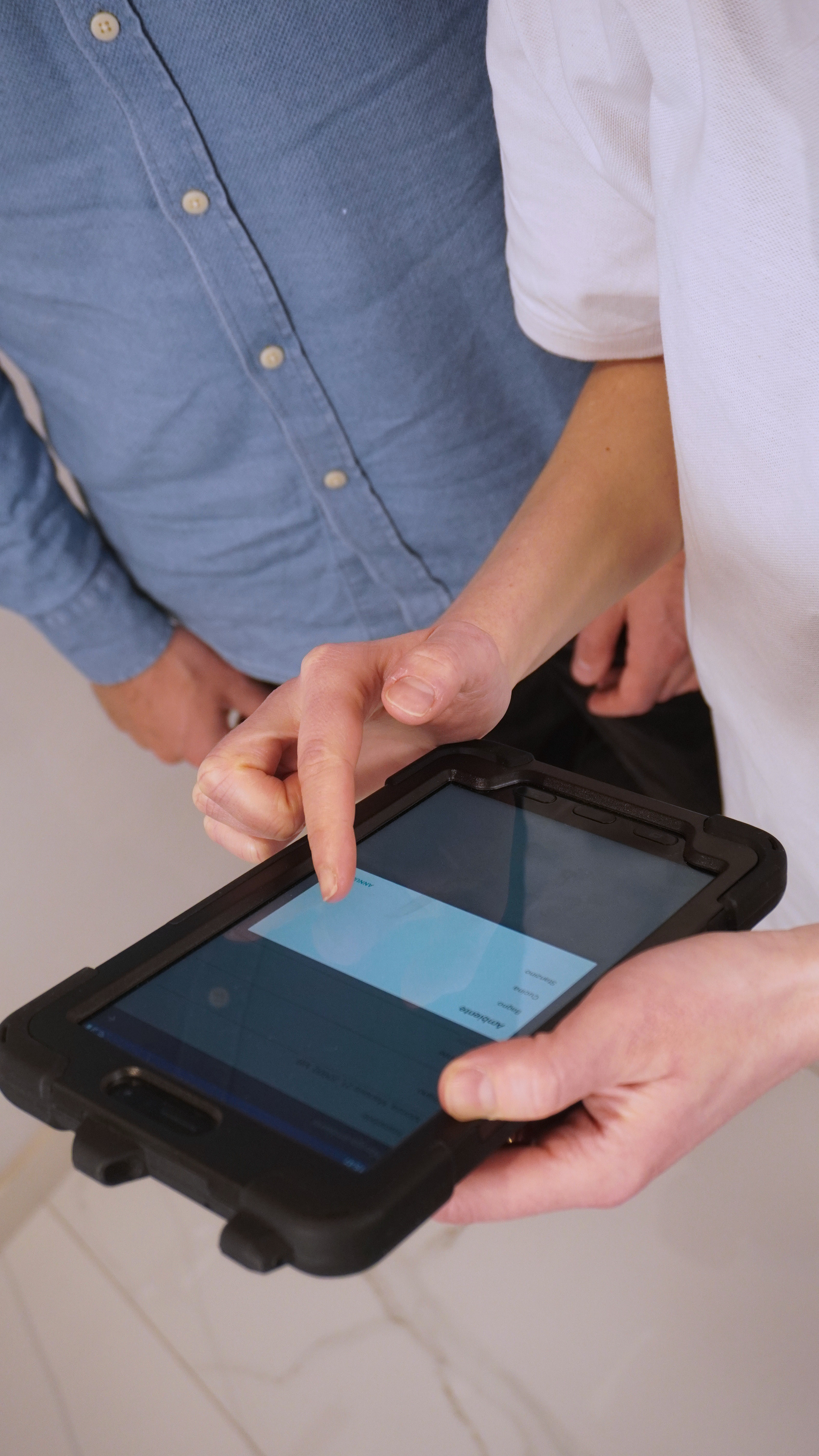 Due operatori di inventario cespiti operano sul tablet con il software proprietario