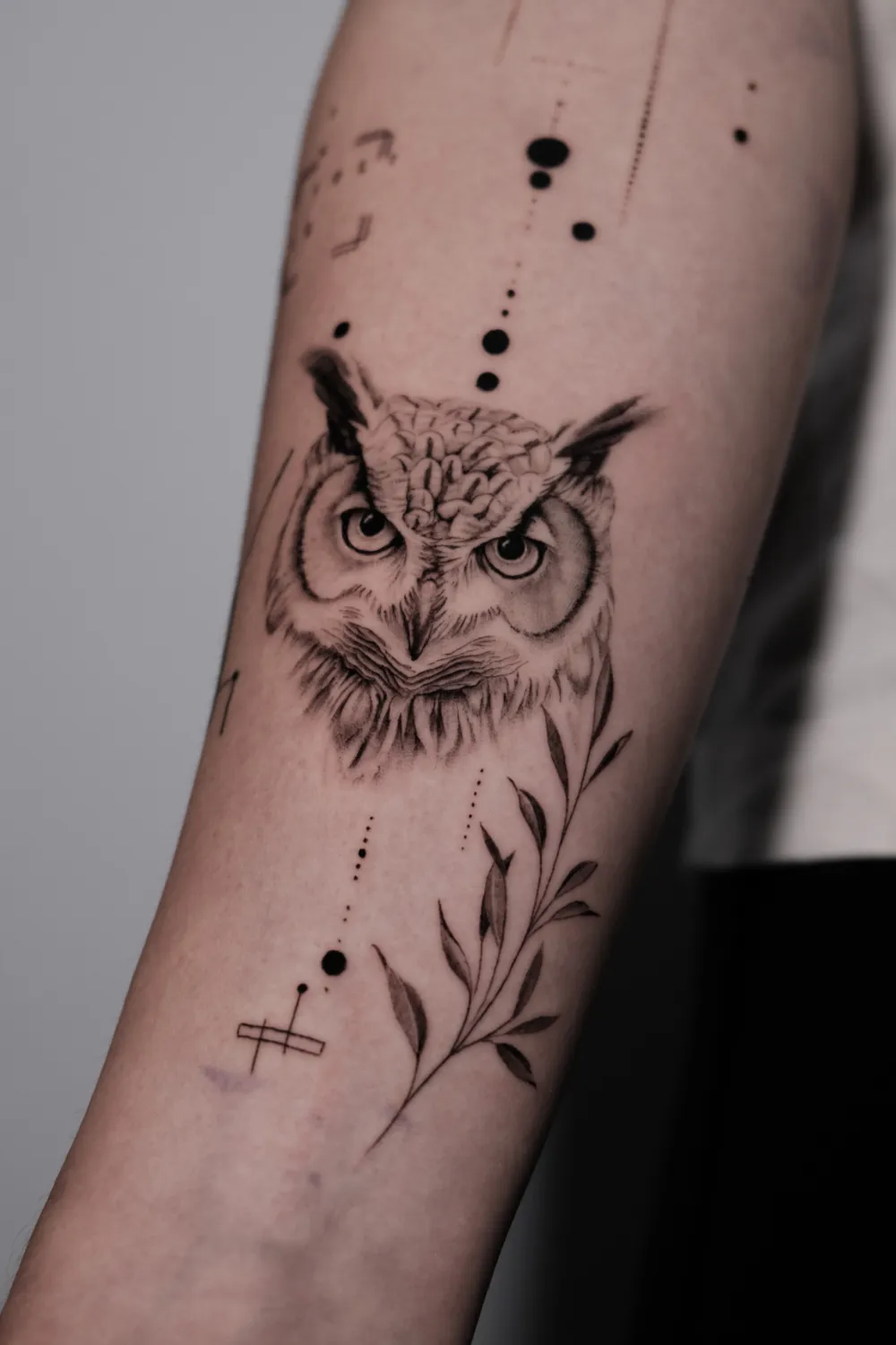Fineline Eulen Tattoo am Unterarm - Tattoo Artist Hamburg
