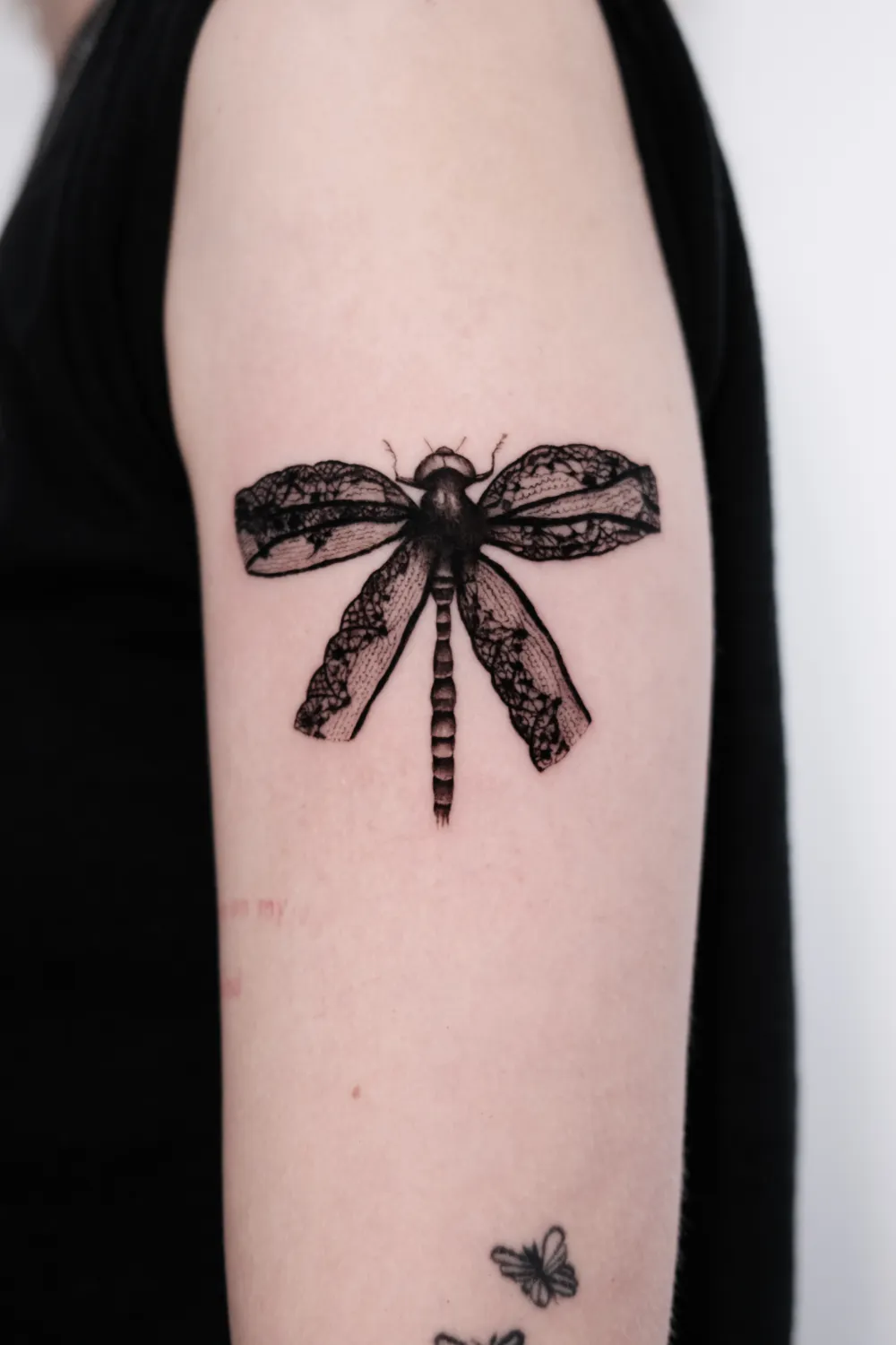 Fineline Libellen Tattoo am Oberarm - Tattoo Artist Hamburg