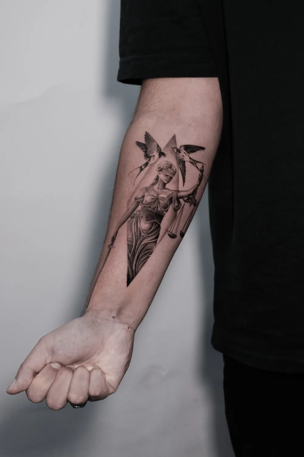 Realismus Justitia Tattoo am Unterarm -
Tattoo Artist Hamburg